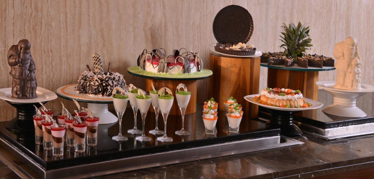 Holiday Inn Chandigarh Panchkula, An Ihg Hotel Zewnętrze zdjęcie A dessert buffet