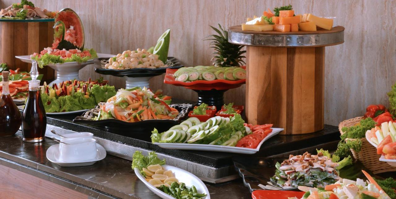 Holiday Inn Chandigarh Panchkula, An Ihg Hotel Zewnętrze zdjęcie A salad bar