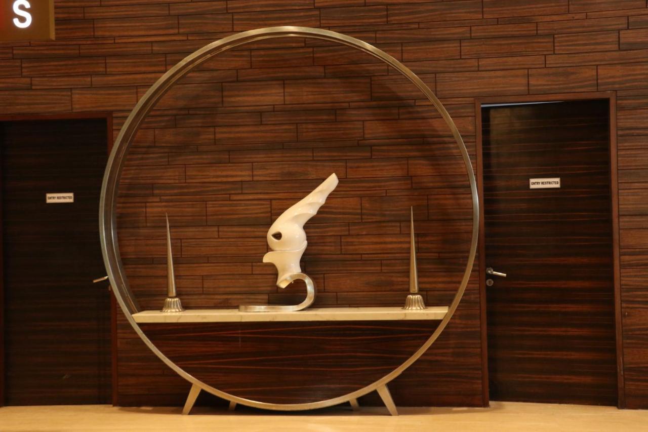 Holiday Inn Chandigarh Panchkula, An Ihg Hotel Zewnętrze zdjęcie The sculpture of the hotel's logo