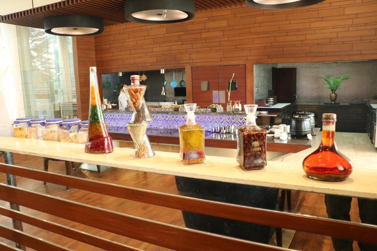 Holiday Inn Chandigarh Panchkula, An Ihg Hotel Zewnętrze zdjęcie A selection of liqueurs