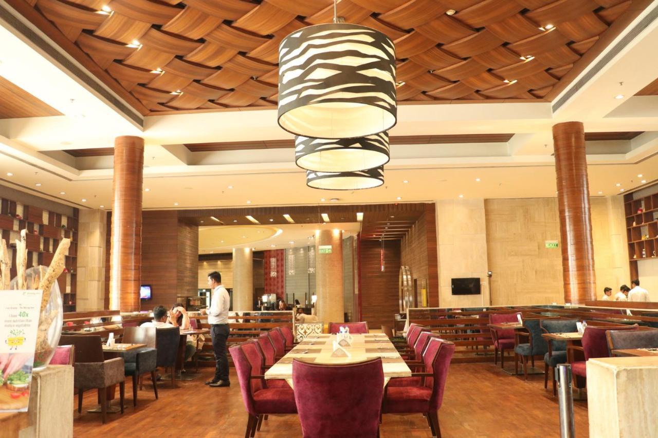 Holiday Inn Chandigarh Panchkula, An Ihg Hotel Zewnętrze zdjęcie The interior of the restaurant