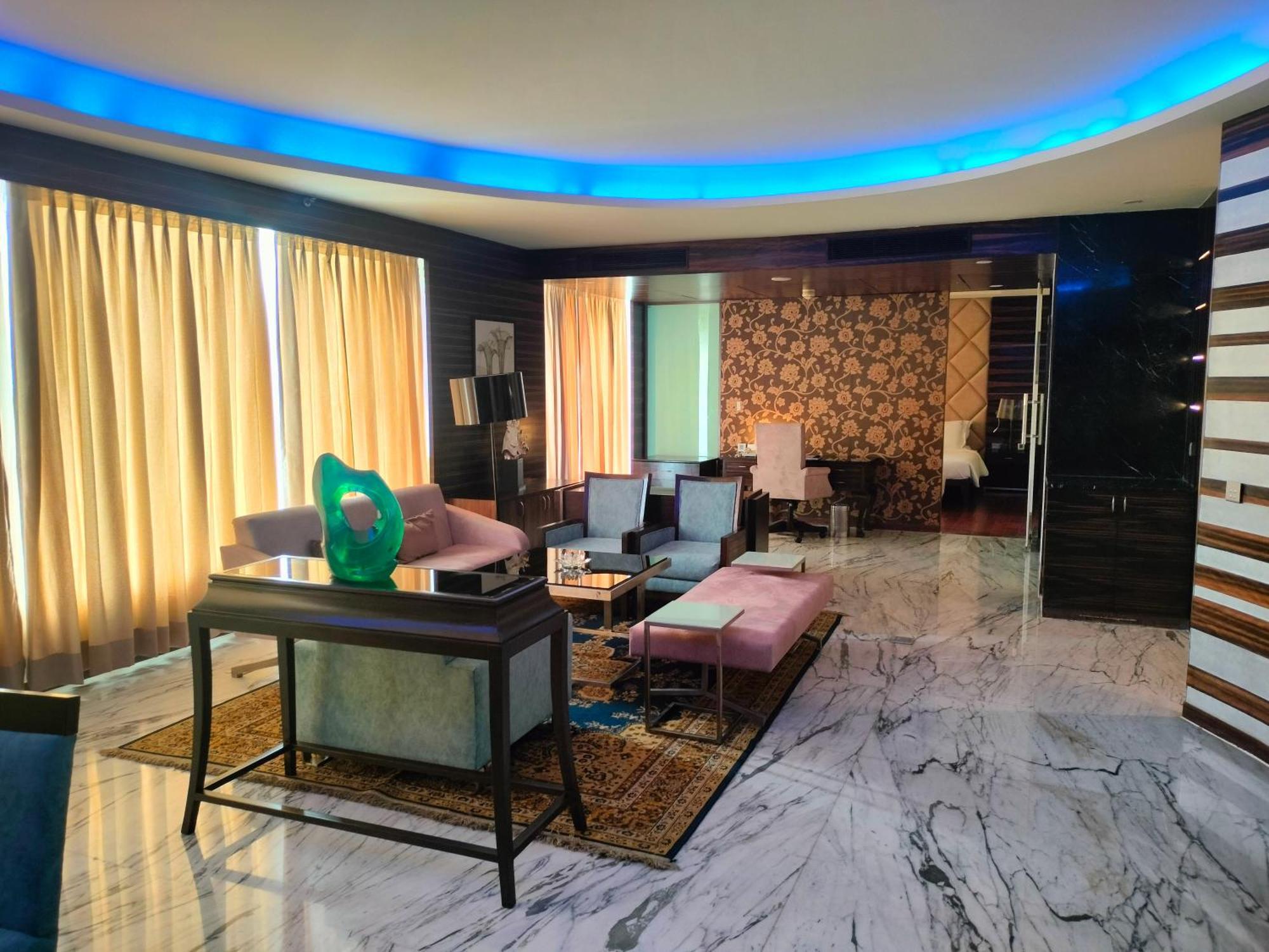 Holiday Inn Chandigarh Panchkula, An Ihg Hotel Zewnętrze zdjęcie A living room in a luxury apartment
