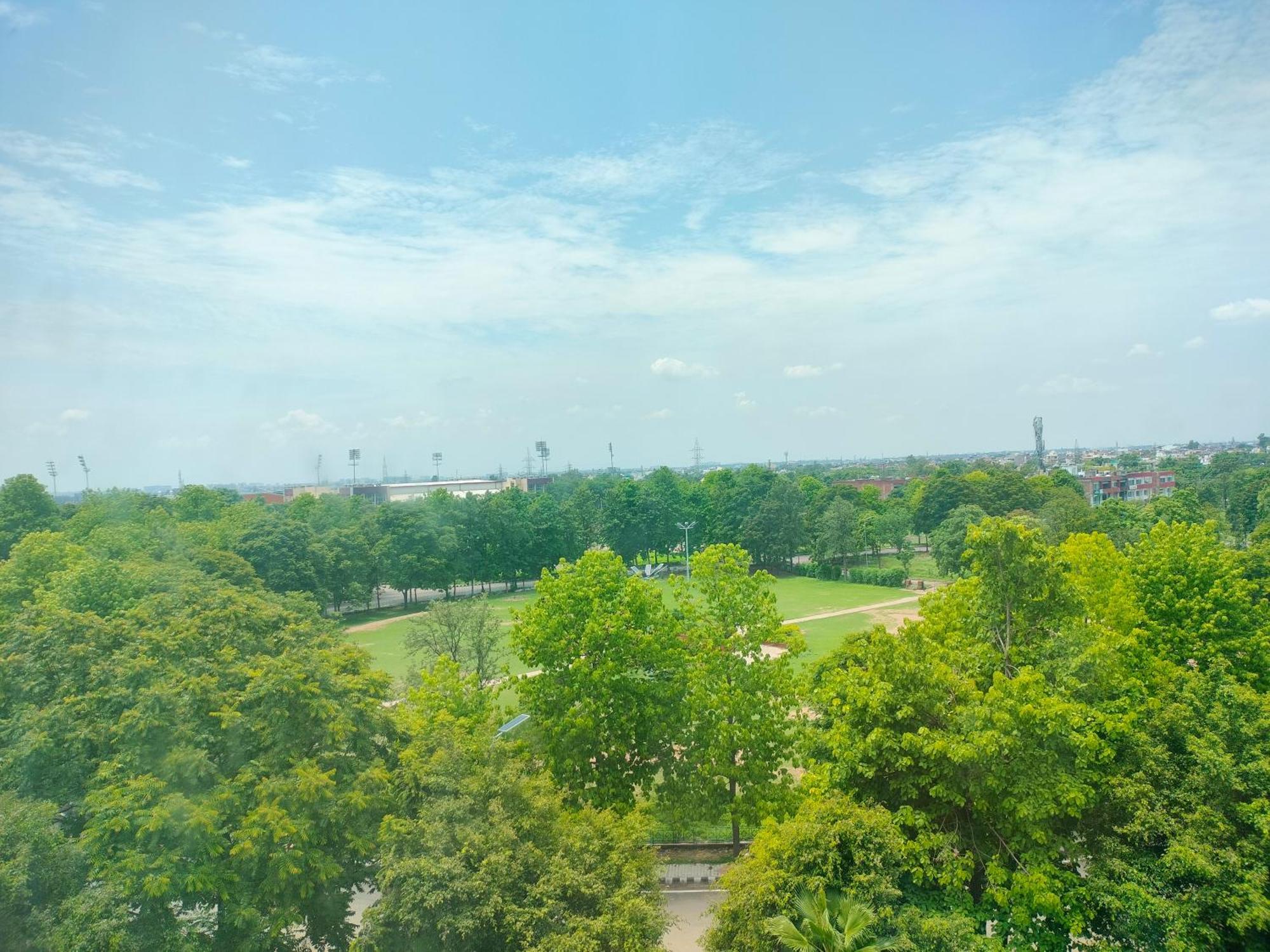 Holiday Inn Chandigarh Panchkula, An Ihg Hotel Zewnętrze zdjęcie View of the park from the observation tower