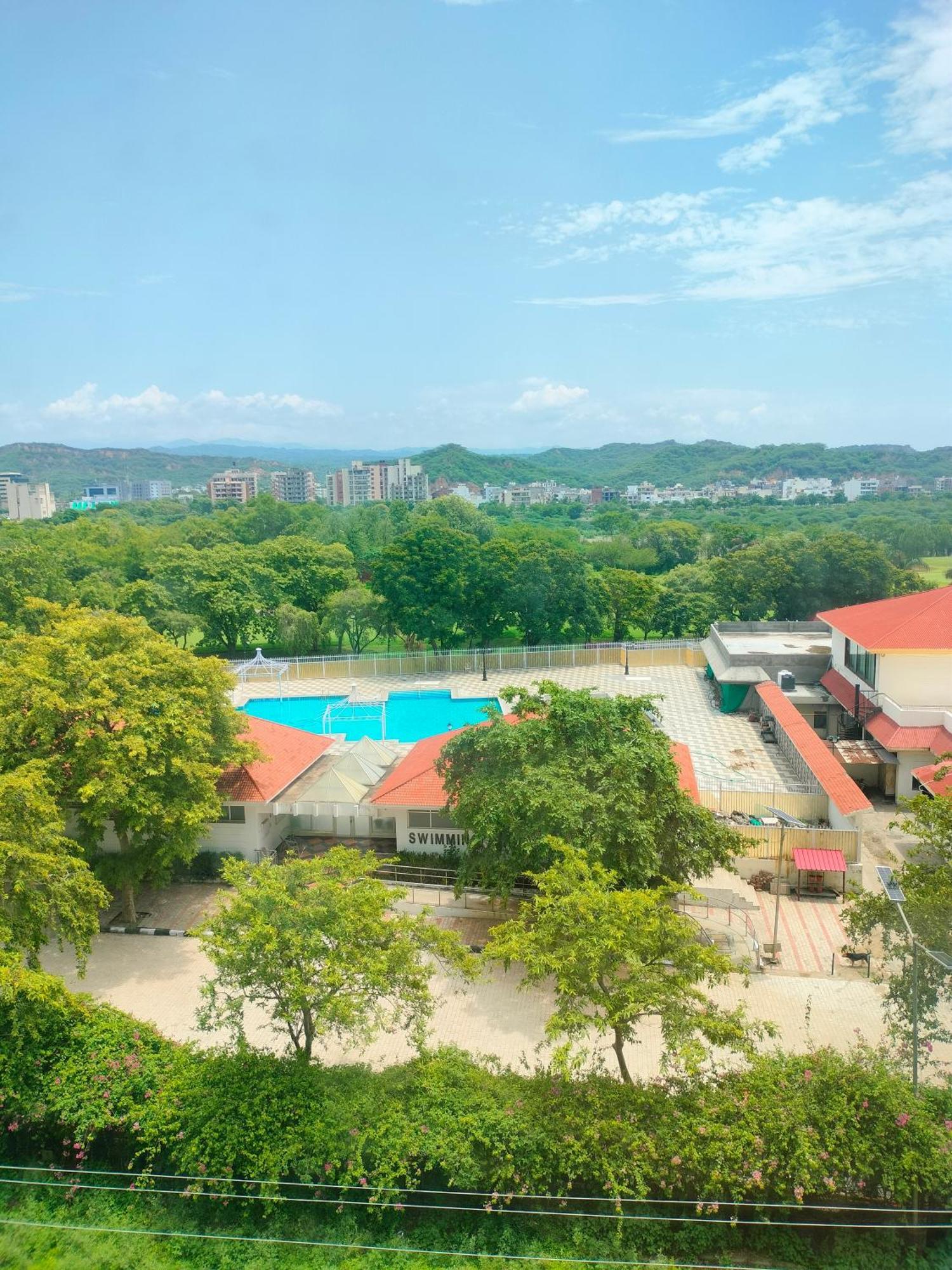 Holiday Inn Chandigarh Panchkula, An Ihg Hotel Zewnętrze zdjęcie Swimming pool