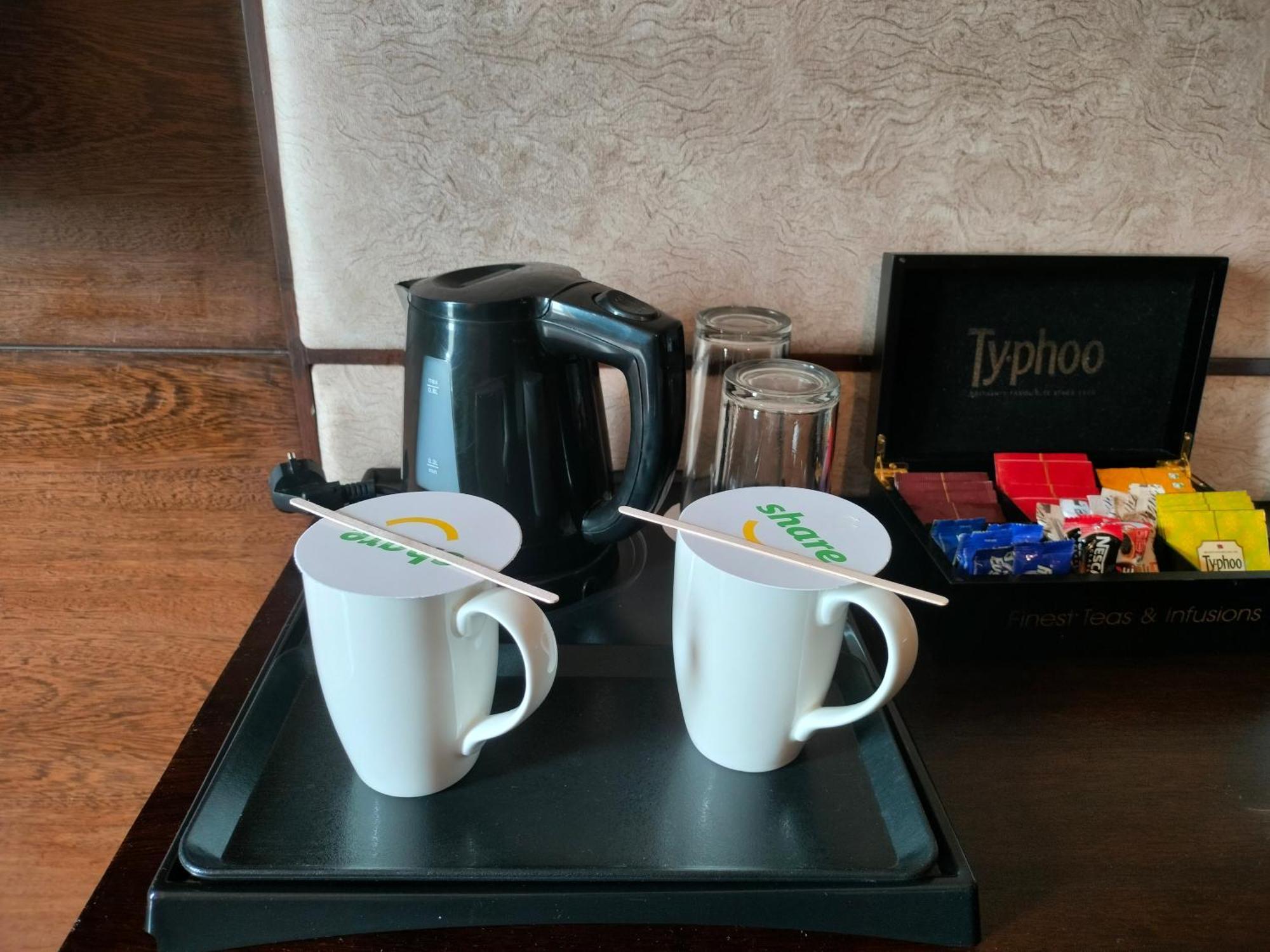 Holiday Inn Chandigarh Panchkula, An Ihg Hotel Zewnętrze zdjęcie A kettle and two cups in a hotel room