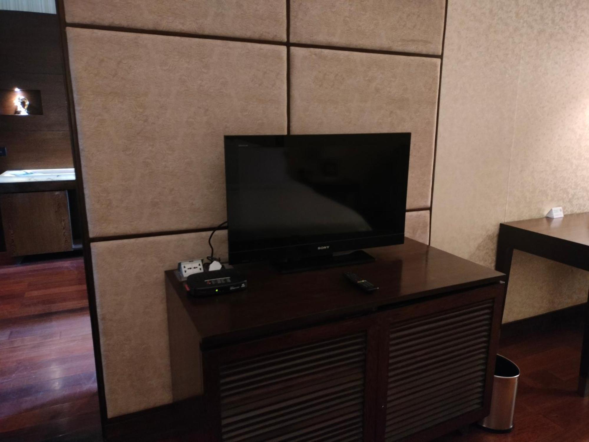 Holiday Inn Chandigarh Panchkula, An Ihg Hotel Zewnętrze zdjęcie A television in a hotel room