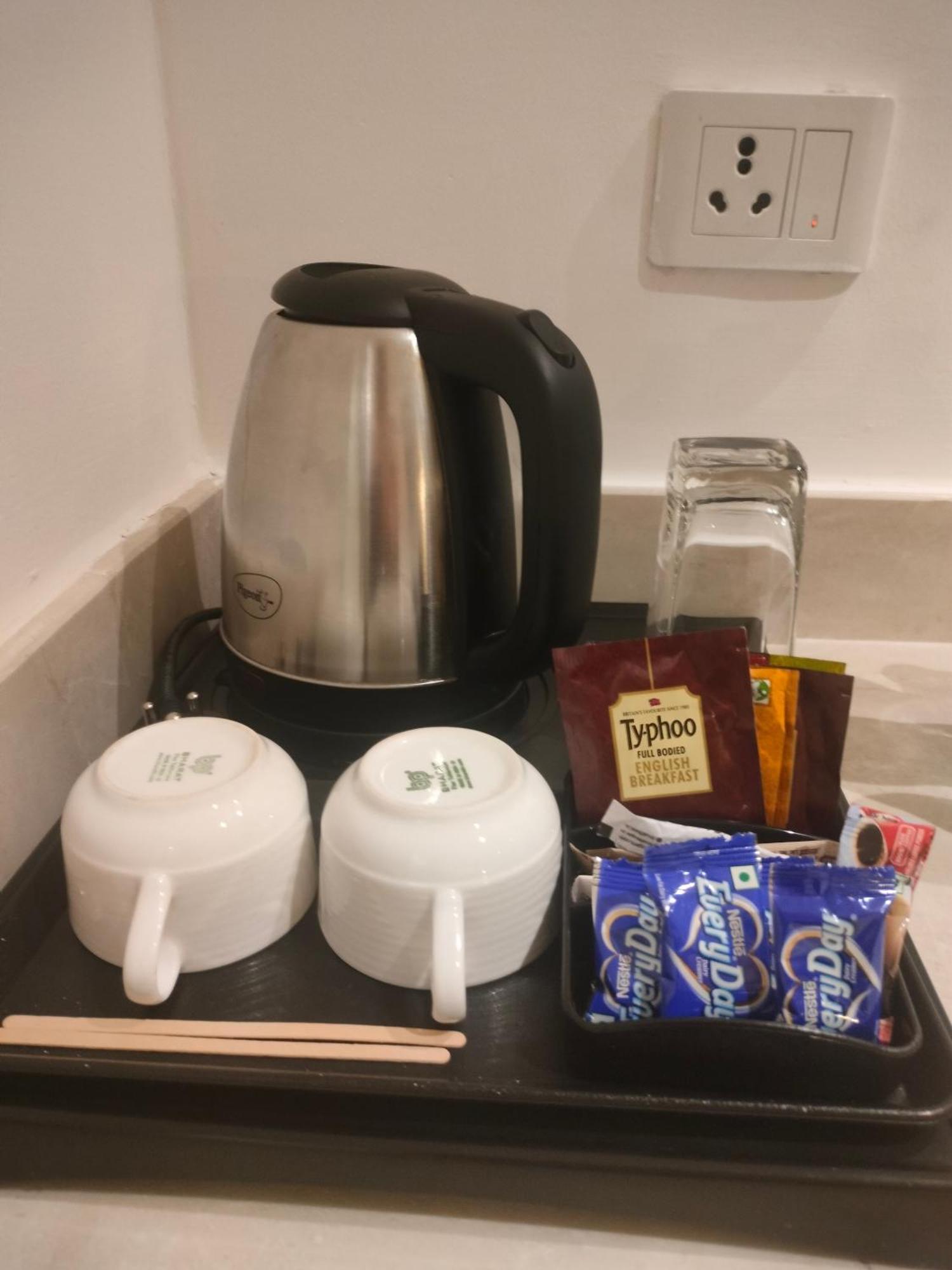 Holiday Inn Chandigarh Panchkula, An Ihg Hotel Zewnętrze zdjęcie A kettle with tea bags and cups